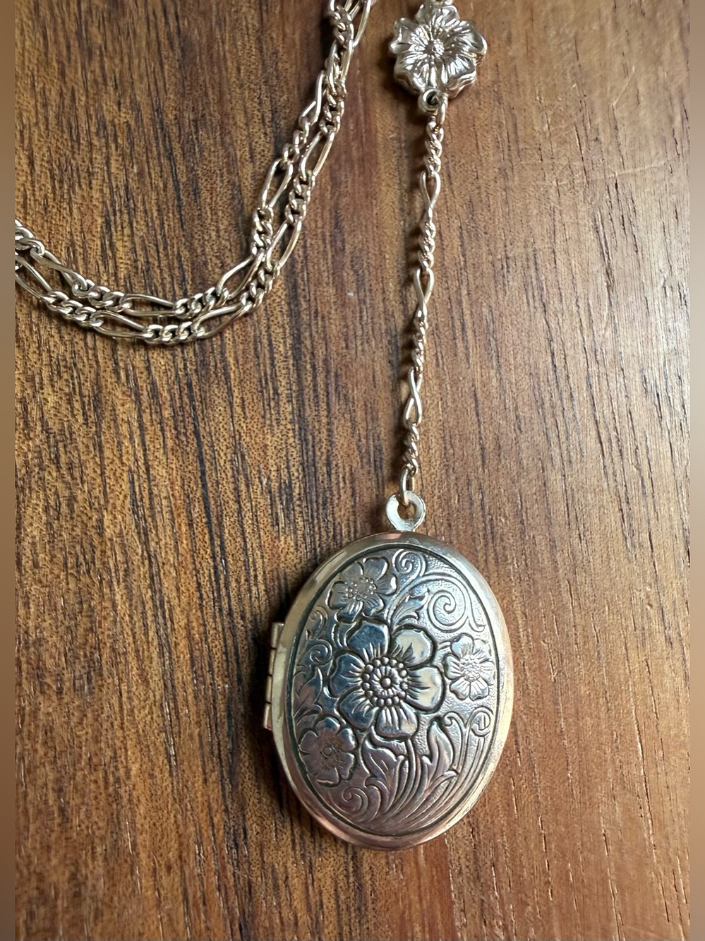 Vintage Sarah Coventry Gold-Tone Floral Oval Locket Necklace Long